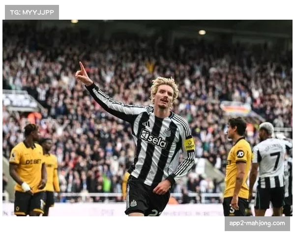 沃尔特马德破门后指向天空，纽卡新援本赛季第四球