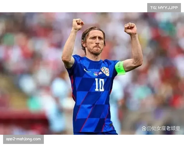 镜头聚焦:39岁莫德里奇欧冠赛后独自加练任意球。 镜头聚焦:39岁莫德里奇欧冠赛后独自加练任意球。